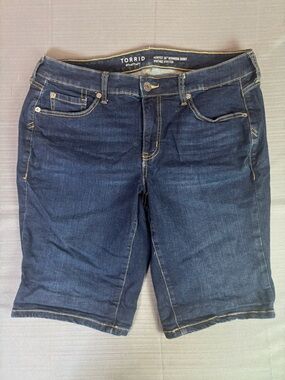 Torrid Perfect 10 Bermuda Shorts Women’s Size 12 Dark Wash Stretch Denim MidRise